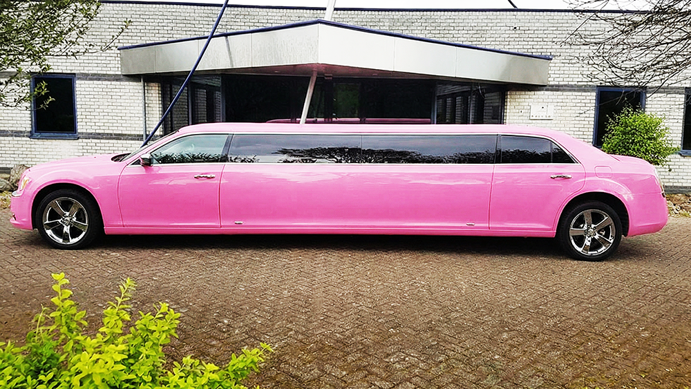 Roze Chrysler limo